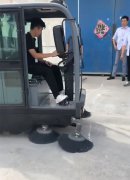 揚(yáng)子全封閉掃地車，客戶上門試機(jī)中！