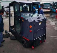 人工清掃效率低？用電動(dòng)掃地車